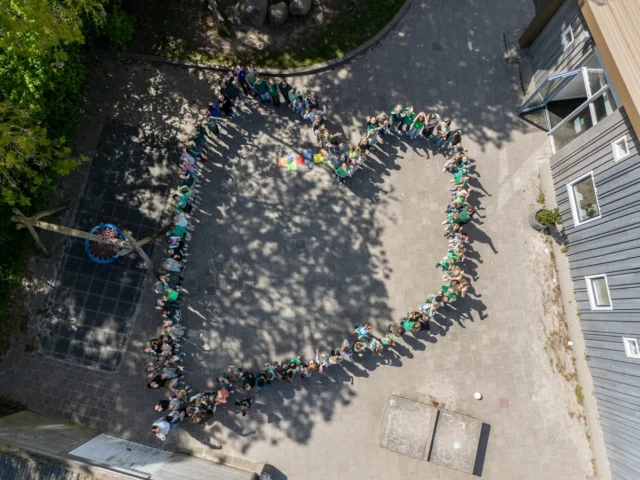 De opening van het thema was ontzettend leuk! De dochter van juf Alianne kwam met een drone om ons vast te leggen, erg leuk! Iedereen kwam in het groen voor ons nieuwe schoolbrede thema: groen moet je doen! 🍀💚🌴♻️☘️🌱🟩🥦