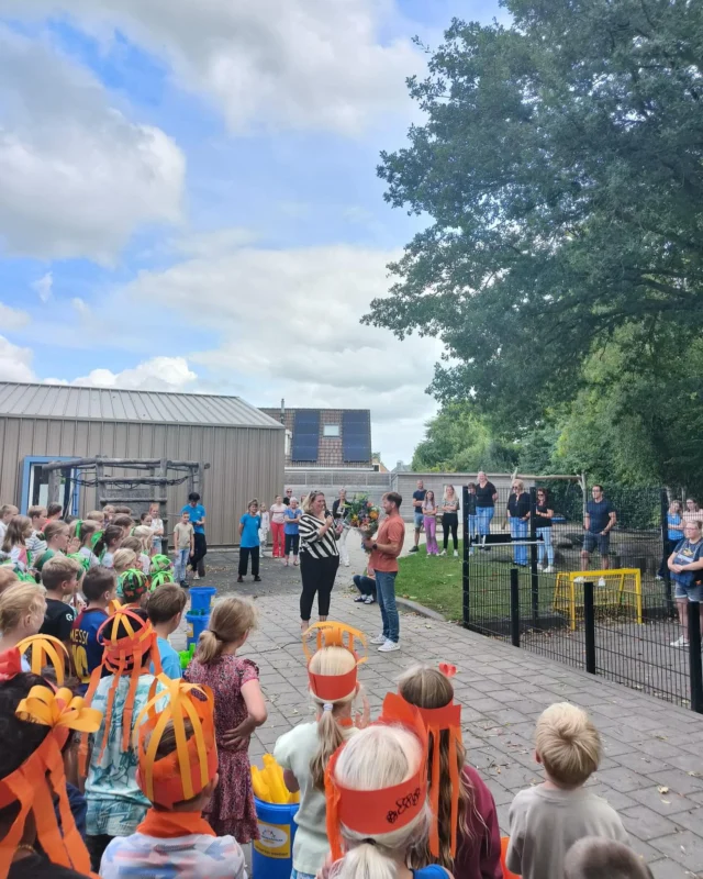 Vorige week hadden we groot feest op onze school! Meester Gerrit is namelijk 25 jaar werkzaam in het onderwijs. We hebben dit gevierd met de @klankenkaravaan. Wat een feest was het!Nieuwsartikel van de Noorderkrant.