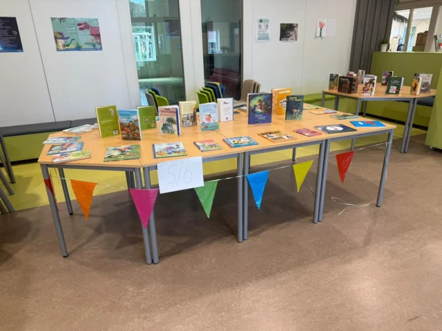 📚✨ Boekenmarkt op De Horizon! ✨📚In het kader van de Kinderboekenweek organiseerden we afgelopen woensdag een schoolbrede boekenmarkt. Alle leerlingen namen een boek van thuis mee en gingen naar huis met een nieuw verhaal om in te duiken!Wat was het een succes!📚