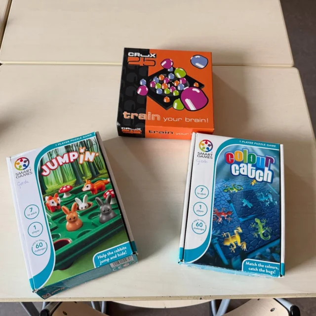 Een kijkje in onze Plusgroep 📚Wist u dat we op De Horizon een Plusgroep hebben voor kinderen die extra uitdaging nodig hebben? Inmiddels draait deze groep al een tijdje en we nemen u graag mee in hoe het eraan toe gaat!🔍 Voor groep 6-8De dag start met een smart-game: drie weken lang werken de kinderen aan hetzelfde spel en leren doorzetten als het moeilijker wordt. Daarna verdiepen we ons in een verhaal uit de Bijbel en stellen filosofische vragen om écht dieper te denken. Ook krijgen ze wekelijks een raadsel mee om in de klas op te lossen. Ons thema: “De wereld in kaart” 🌍 Daarna blikken we terug op wat goed ging, waar we tegenaan liepen en bespreken de verwachtingen voor de komende week. 🧩 Voor groep 5Na de pauze puzzelen we samen op een raadsel en werken we aan het thema ‘dierenrijk’. Soms lukt het niet meteen en juist daar ontstaan mooie gesprekken over doorzetten en leren. Dit noemen we de leerkuil.🏡 Voor groep 3-4Met kinderen uit deze groepen werken we aan het thema “mijn eigen wereld”. Samen bedenken we wat ze komende week gaan doen en hoe ze dat in de klas oppakken. Het is een proces, maar stap voor stap lukt het!Het is prachtig om te zien hoe kinderen groeien, leren en genieten in de plusgroep.