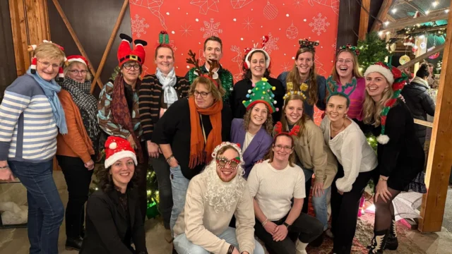 De kerstvakantie staat voor de deur! Op De Horizon hebben we toegeleefd naar het kerstfeest. We mochten aan de hand van een prachtige kerstwandeling over het plein luisteren naar het eeuwenoude verhaal van hoop en licht, uitgevoerd door onze leerlingen. Tegelijkertijd markeert deze vakantie een bijzonder moment voor onze school. Onze interim-directeur Jan Peter Zomer neemt afscheid. Jan Peter: "Sinds mei is er veel gebeurd. Het was een periode met de nodige dynamiek, waarin we afscheid namen van collega’s en nieuwe gezichten verwelkomden. Samen hebben we mooie stappen gezet en er staat een team dat klaar is voor de toekomst. Ik heb genoten van de samenwerking en kijk vol vertrouwen vooruit, wetend dat we gedragen worden door onze hemelse Vader."Jan Peter draagt het stokje na de vakantie vol vertrouwen over aan Milou van Houten. We zijn dankbaar voor zijn inzet de afgelopen maanden!Namens het hele team wensen wij u gezegende kerstdagen en een voorspoedig nieuwjaar. 🎄#basisschooldehorizon #kerst #afscheid #onderwijs #vertrouwen #nieuwbegin