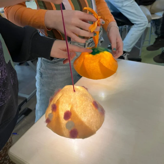 Een creatieve week op school! 🎨✨ Kunstenaar Lotte kwam bij ons vilten en dat leverde prachtige resultaten op. Groep 1-2 maakte een gezellige 2D kersthanger, groep 3-4 ging aan de slag met een 3D kerstbal.Groep 5 en 6 ontdekten het prikvilten en groep 7-8 viltte een sfeervol kerstlampje.Bedankt voor de leuke lessen Lotte! @atelierlottejansen 🎄